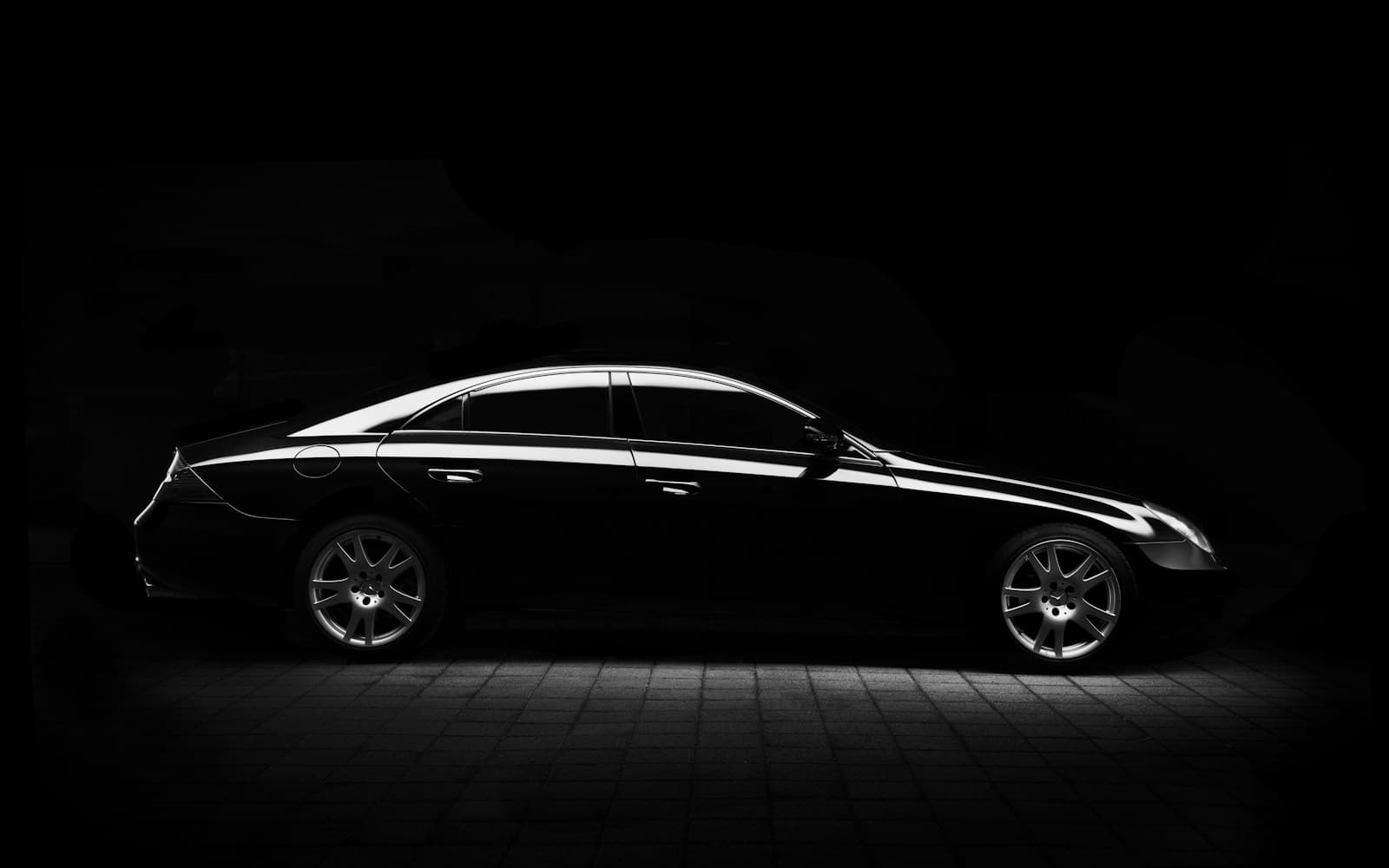 Auto in een donkere showroom